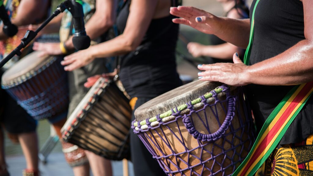 Girls playing the drums to the rhythm of Barcelona